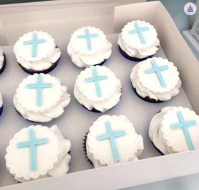 Fondant Cross Cupcakes.jpg